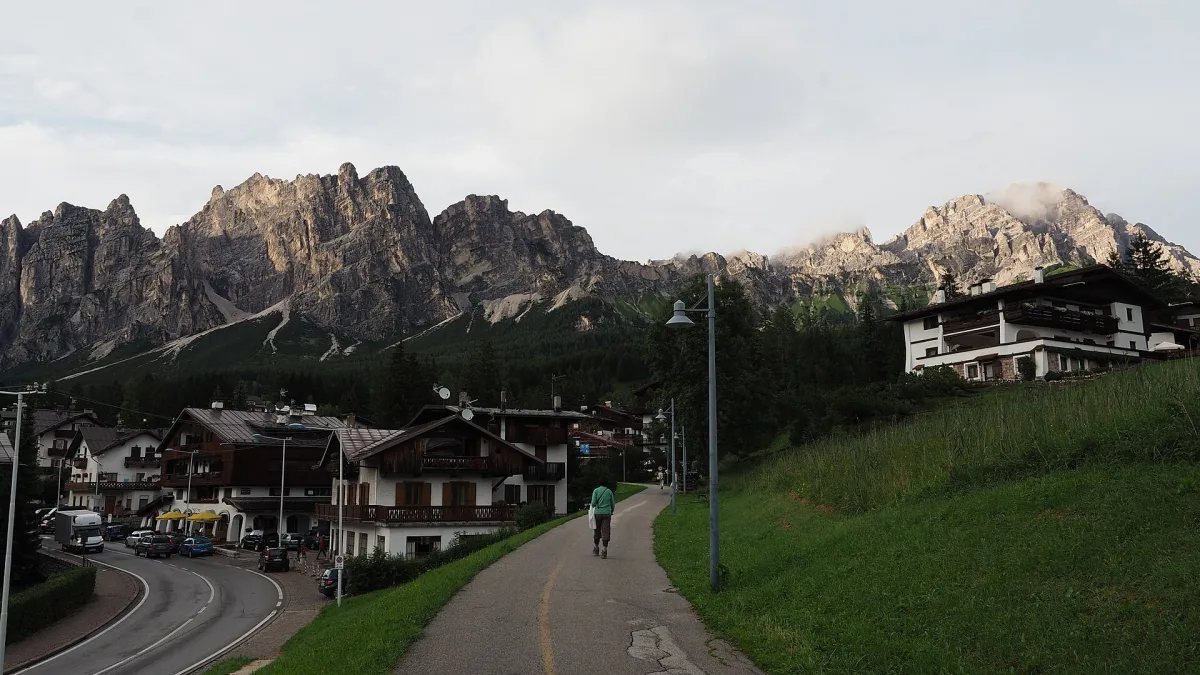 Cosa vedere a Cortina: itinerario a piedi tra cultura e shopping