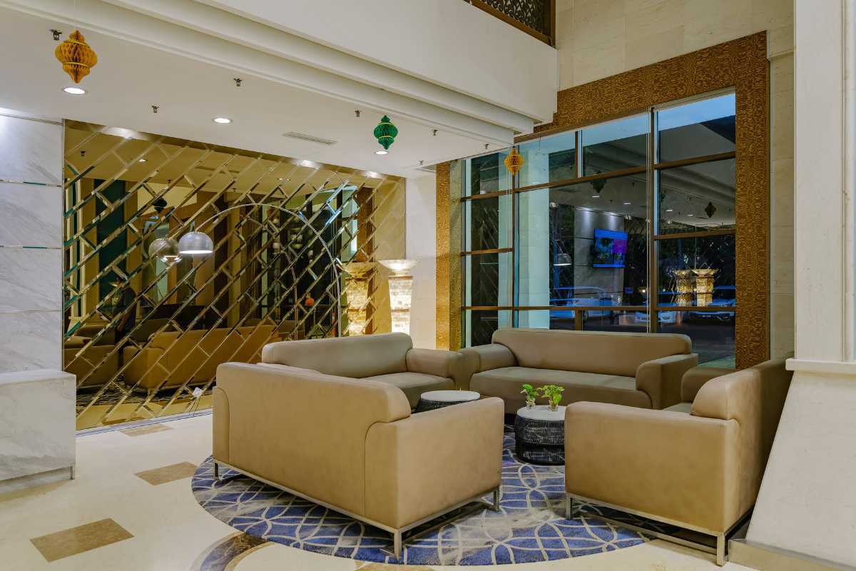 Interno di una camera d'hotel economico a Cortina, arredamento semplice in stile alpino, vista su Corso Italia dalla finestra