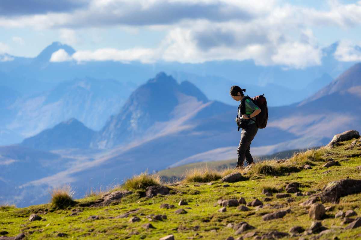 Bambini che giocano nel baby park sulla neve a Cortina, attrazioni colorate, genitori che osservano, ambiente allegro